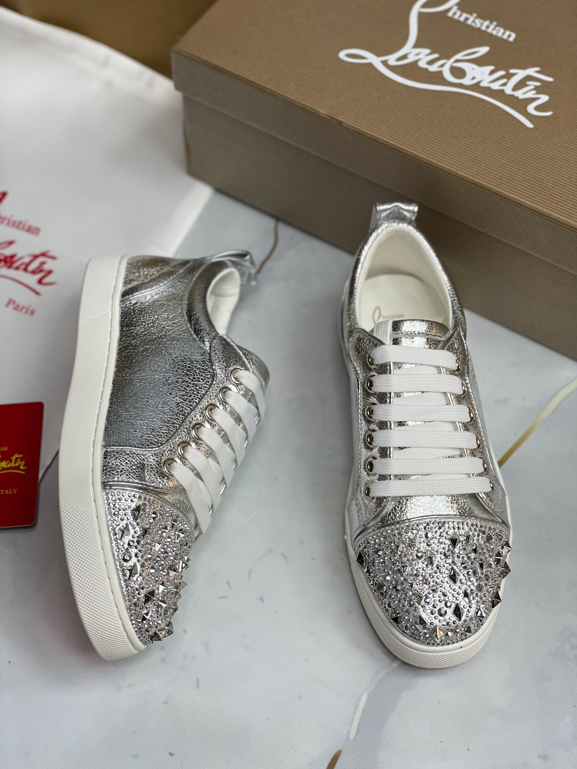 ,кроссовки christian louboutin,спортивная ,кроссовки модные,брендовая