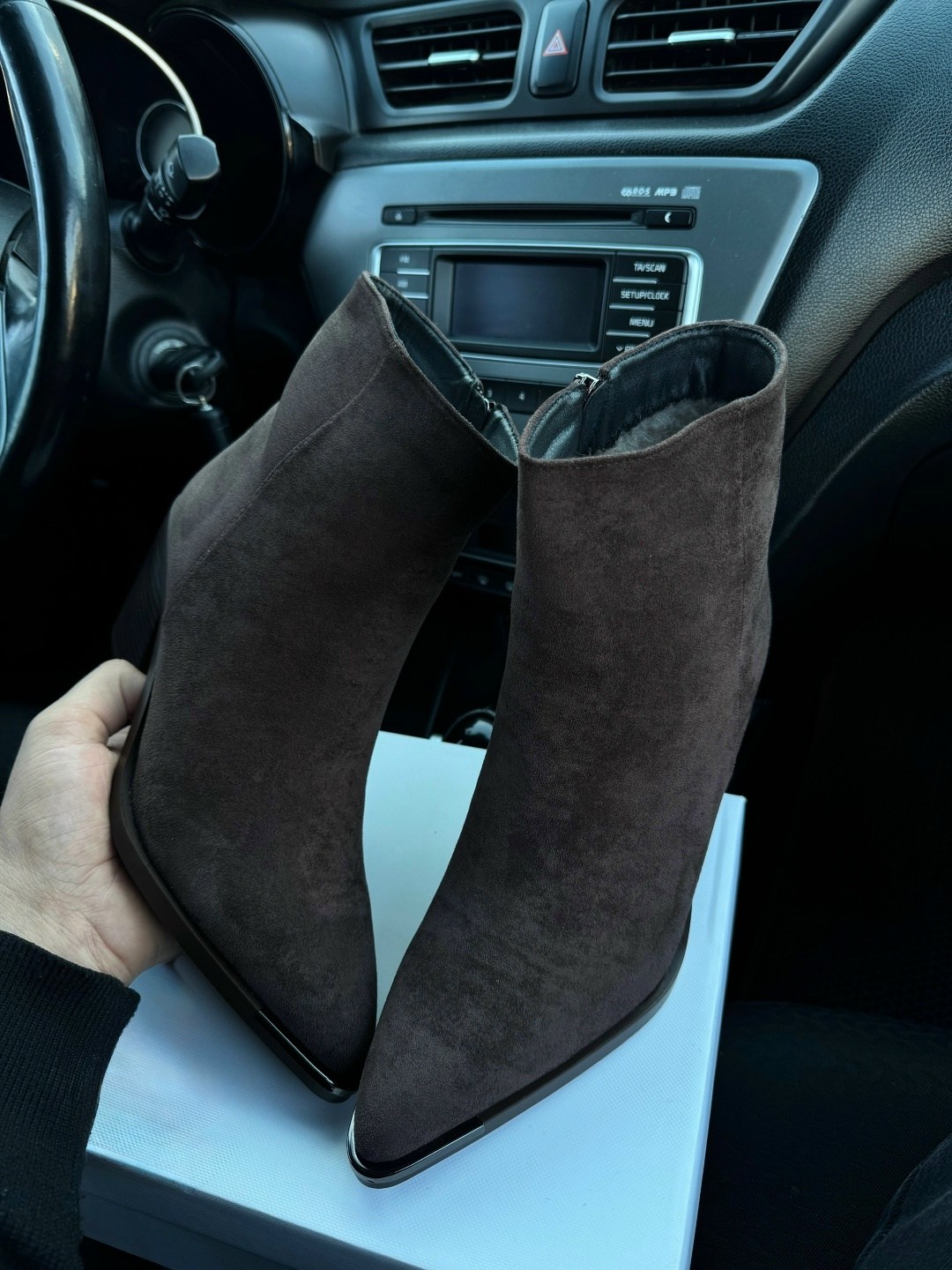 ботильоны замшевые,замшевые женские ботильоны с острым носком на,ботильоны женские,женские ботильоны из замши,ботильоны модные