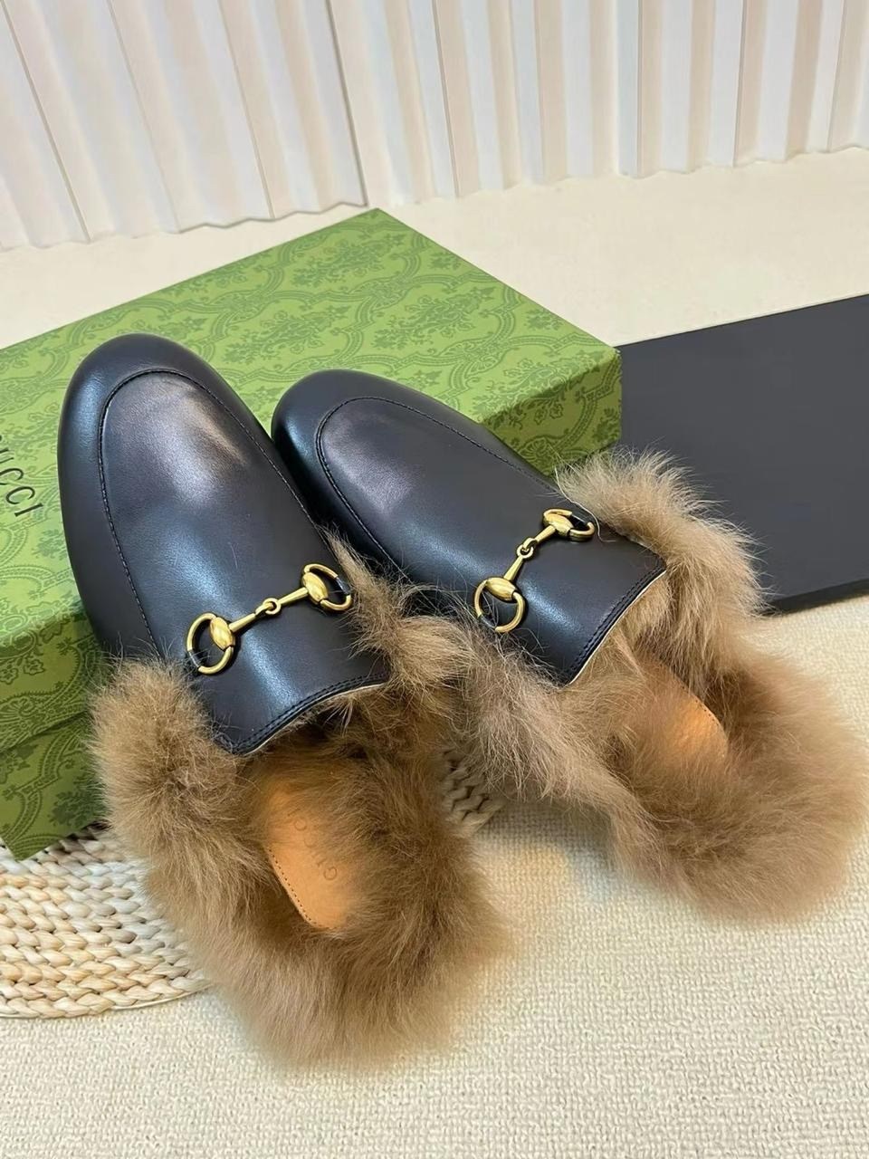 лоферы гуччи женские с мехом,лоферы гуччи с мехом,меховые лоферы гуччи,тапки гуччи с мехом,брендовая