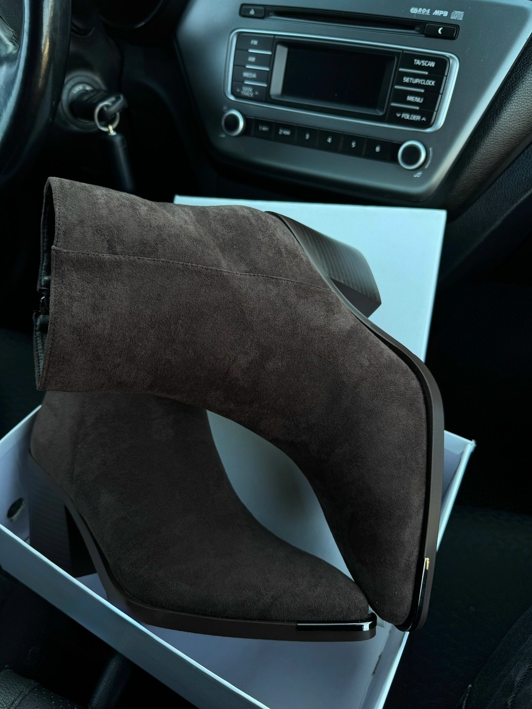 ботильоны замшевые,замшевые женские ботильоны с острым носком на,ботильоны женские,женские ботильоны из замши,ботильоны модные