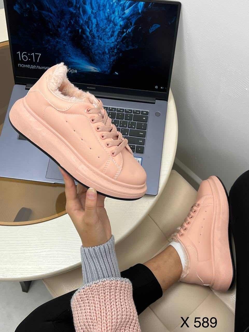 ,женские кроссовки,кроссовки alexander mcqueen розовые,пудровые кроссовки,кроссовки розовые