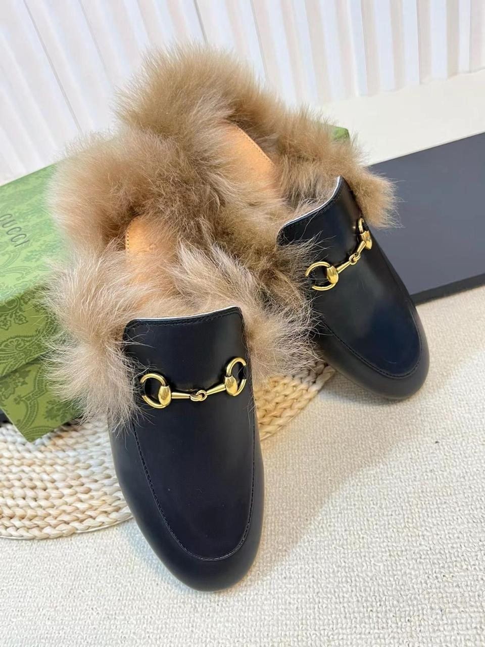 лоферы гуччи женские с мехом,лоферы гуччи с мехом,меховые лоферы гуччи,тапки гуччи с мехом,брендовая