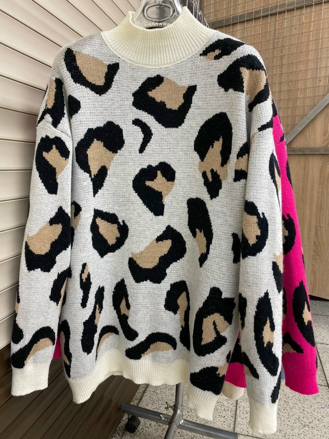 свитер оверсайз женский леопард,свитера женские,женский свитер с принтом,свитер леопард розовый,свитер женский кофта