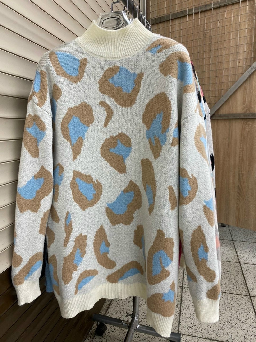 свитер оверсайз женский леопард,свитера женские,женский свитер с принтом,свитер леопард розовый,свитер женский кофта