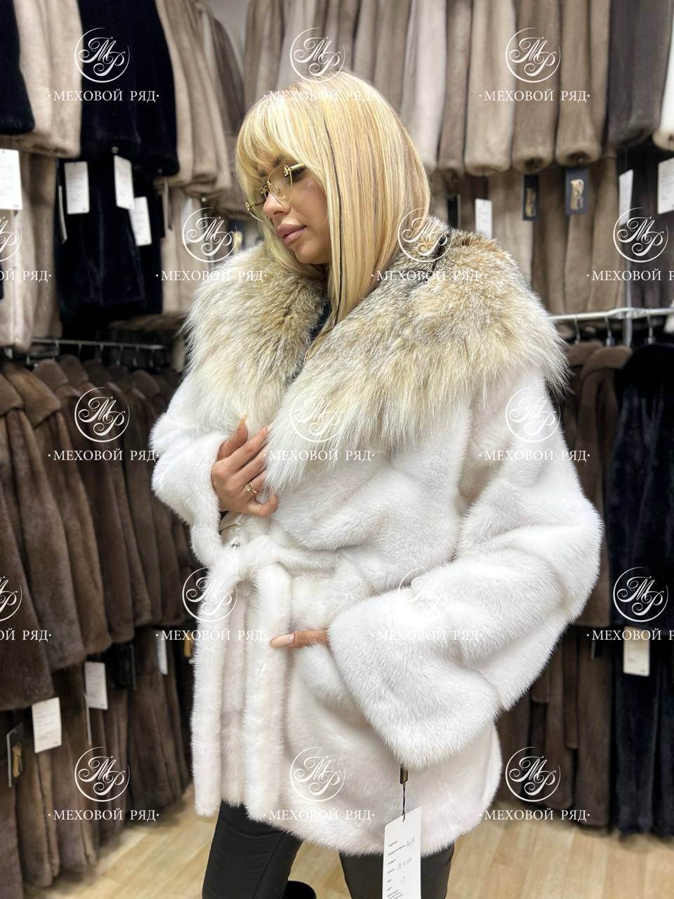 белая норковая шуба,шубы,шуба с капюшоном,меховые изделия,норковая шуба с капюшоном