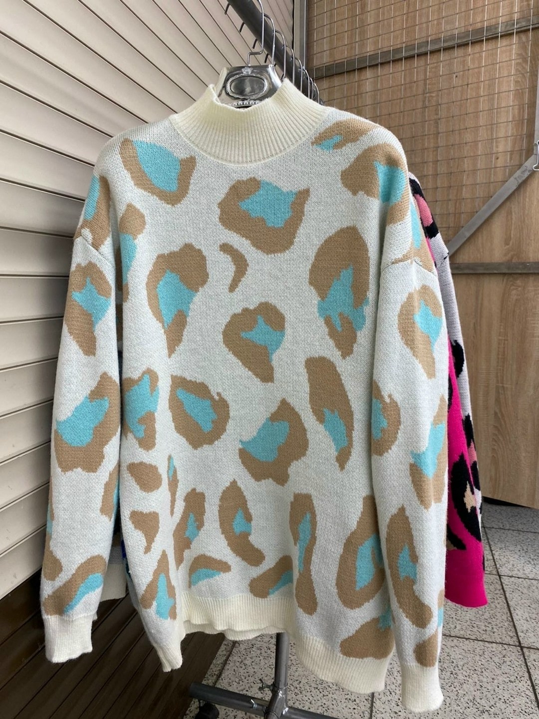 свитер оверсайз женский леопард,свитера женские,женский свитер с принтом,свитер леопард розовый,свитер женский кофта