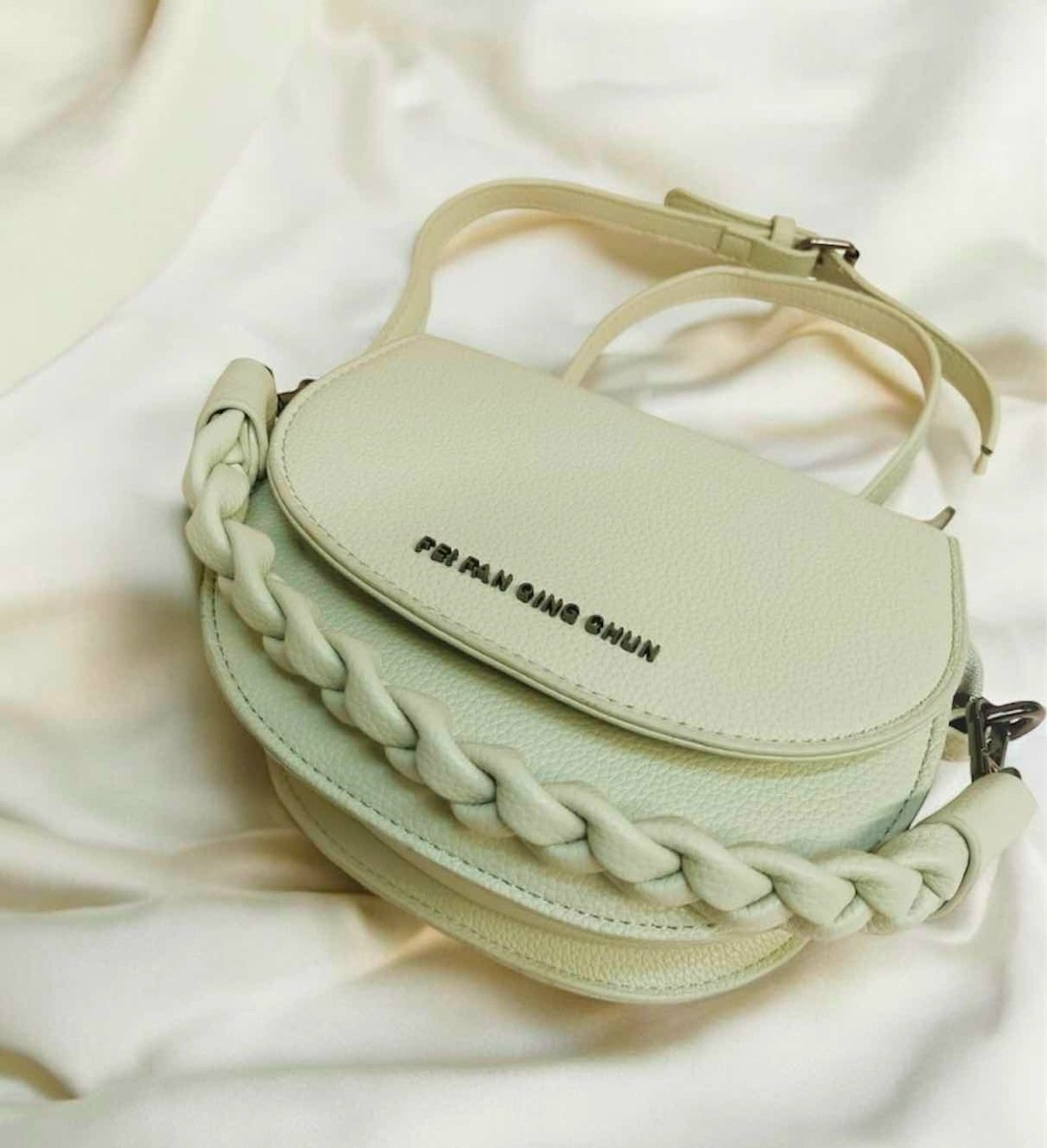 женская сумка prada,сумка прада серая через плечо,сумка prada,сумка стильная модная,модная сумка