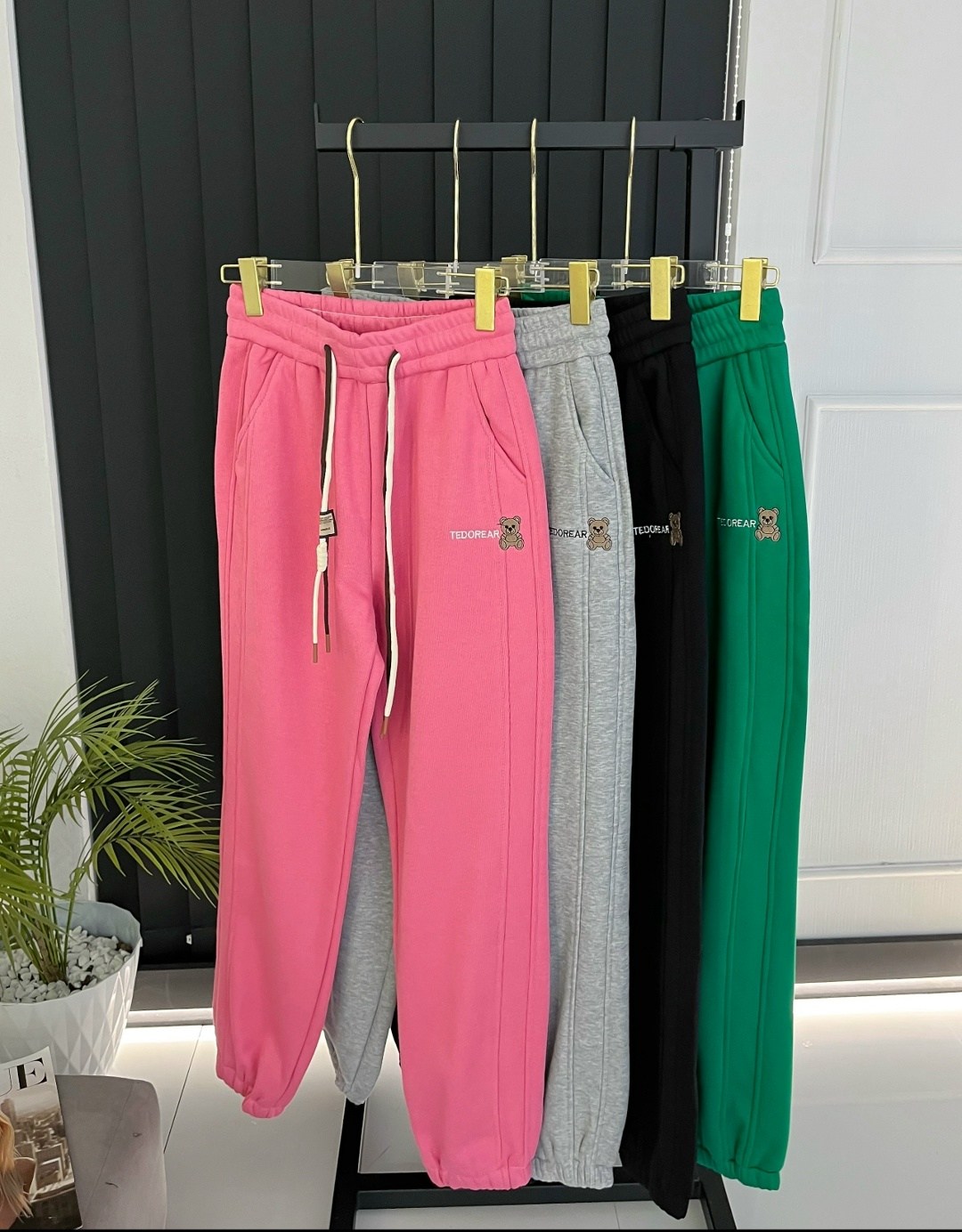 спортивные брюки,спортивные брюки зеленые,брюки в спортивном стиле,брюки модные,штаны модные