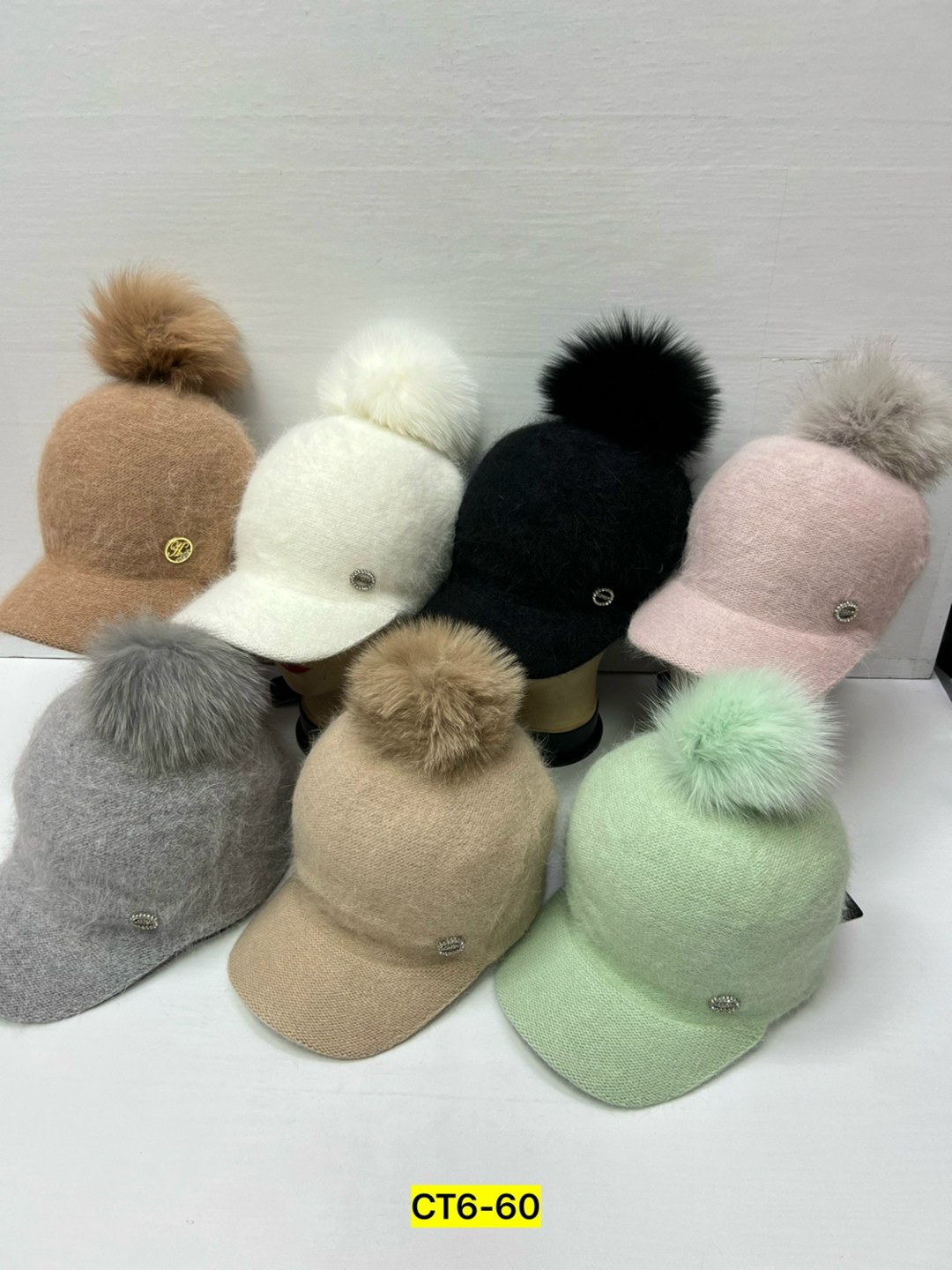 кепка с помпоном,кепка с помпоном женская зимняя,шапка с меховыми помпонами,кепка с меховым помпоном,теплая кепка с помпоном