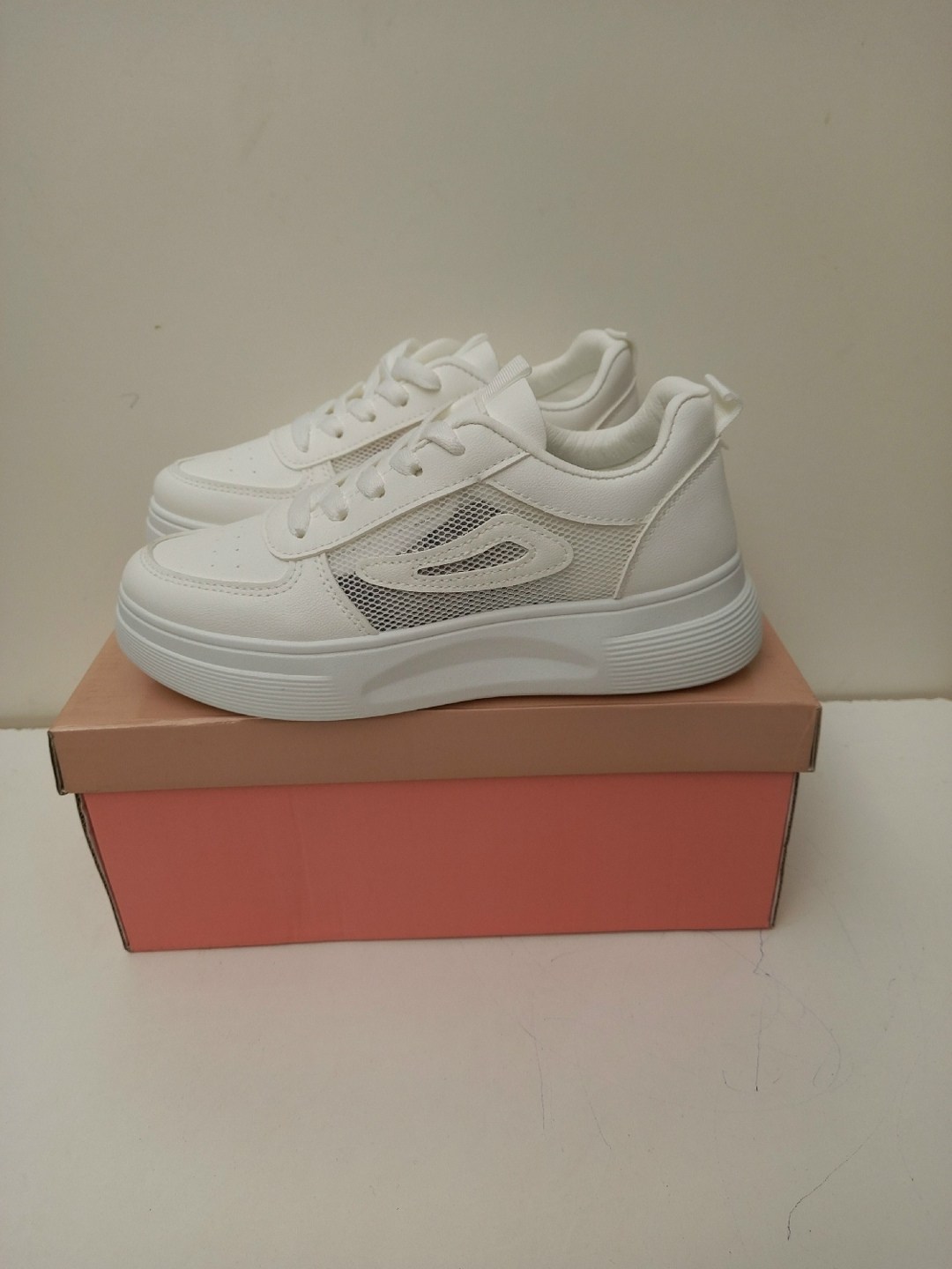 кроссовки женскиe,,кроссовки женские белые,белый кроссовок,кроссовки женские белые на высокой подошве