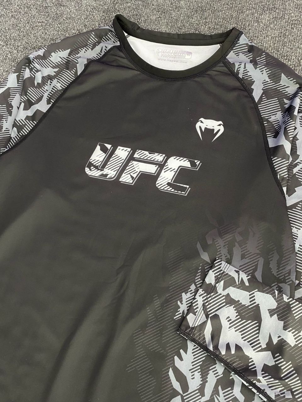 рашгард ufc venum fight week black,рашгард юфс венум,компрессионный рашгард ufc venum,спортивные костюмы для мужчин,venum ufc рашгард authentic fight week длинный