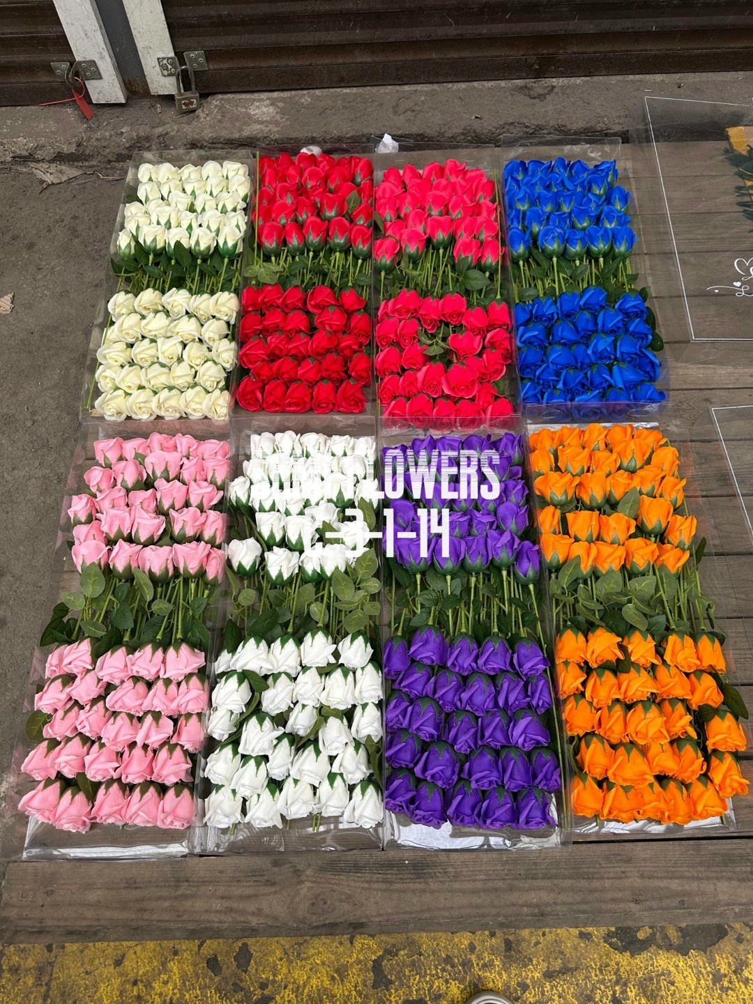 цветами,цвета тюльпанов,много тюльпанов,тюльпаны к 8 марта,цветочный базар