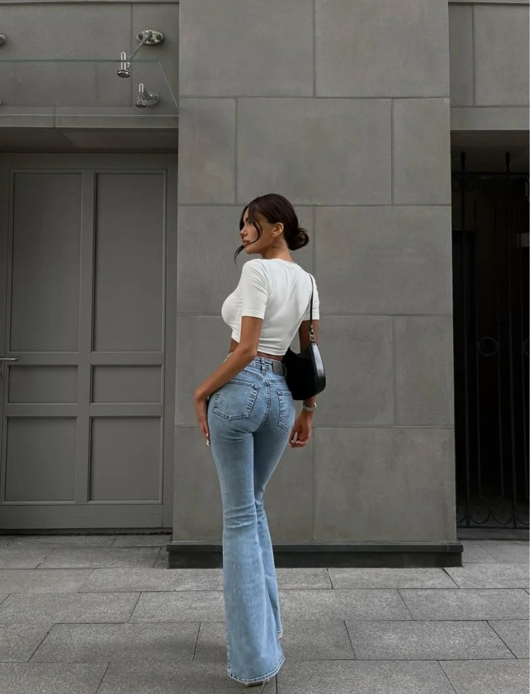 женские джинсы клеш,женские джинсы,джинсы женские модные,брюки джинсы,джинсах