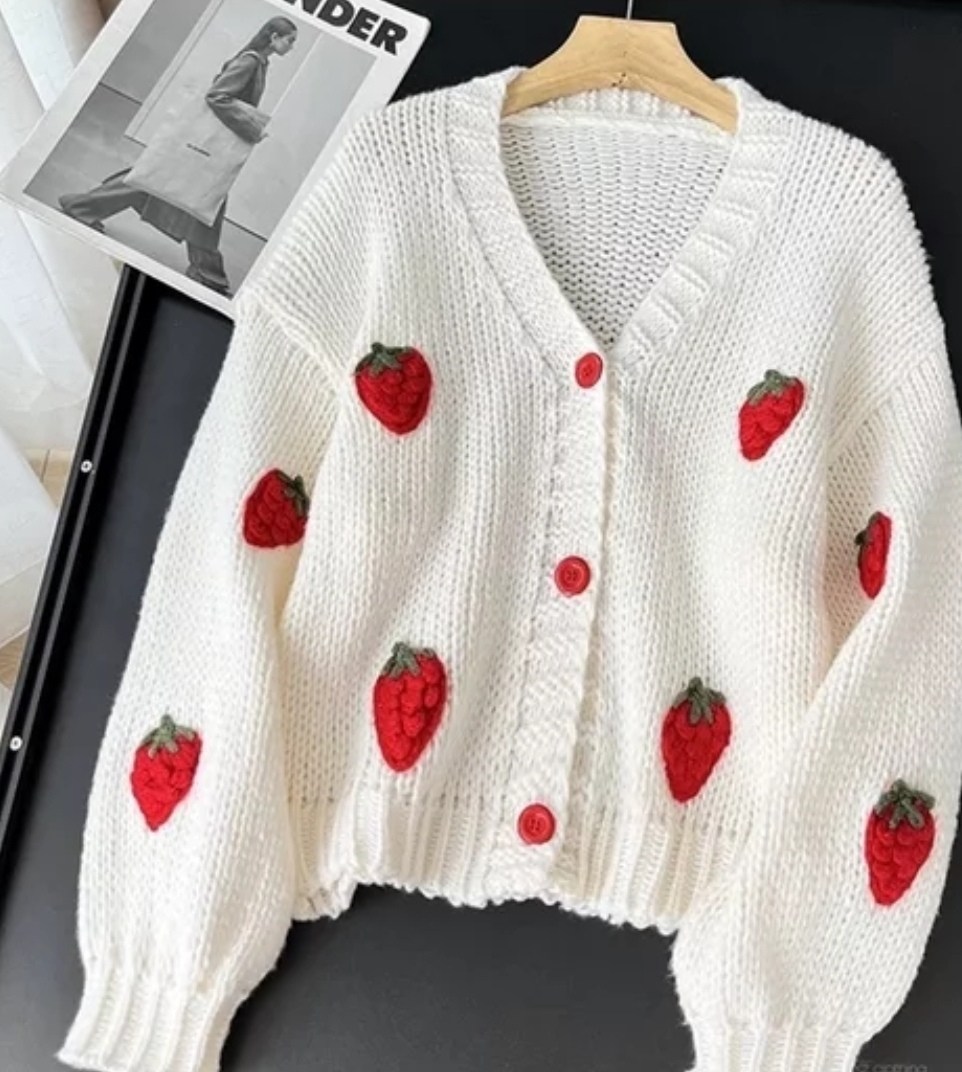 вязаные кардиганы,кардиган с клубникой,стильные кардиганы,кофта кардиган,женский вязаный кардиган