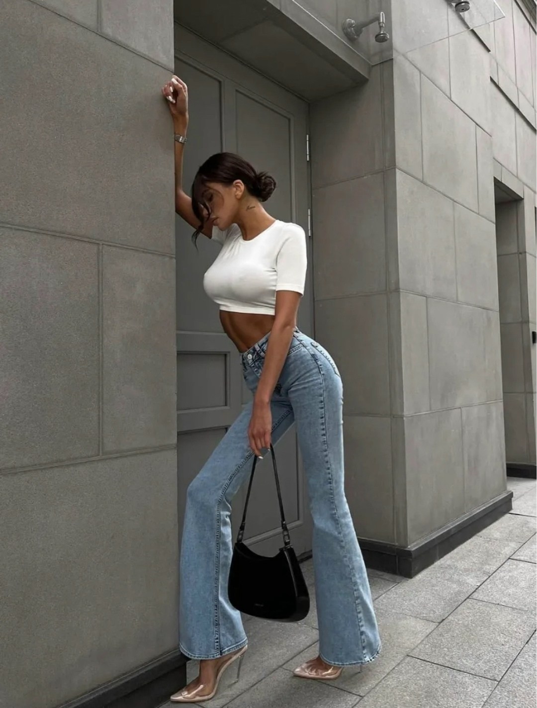 женские джинсы клеш,женские джинсы,джинсы женские модные,брюки джинсы,джинсах