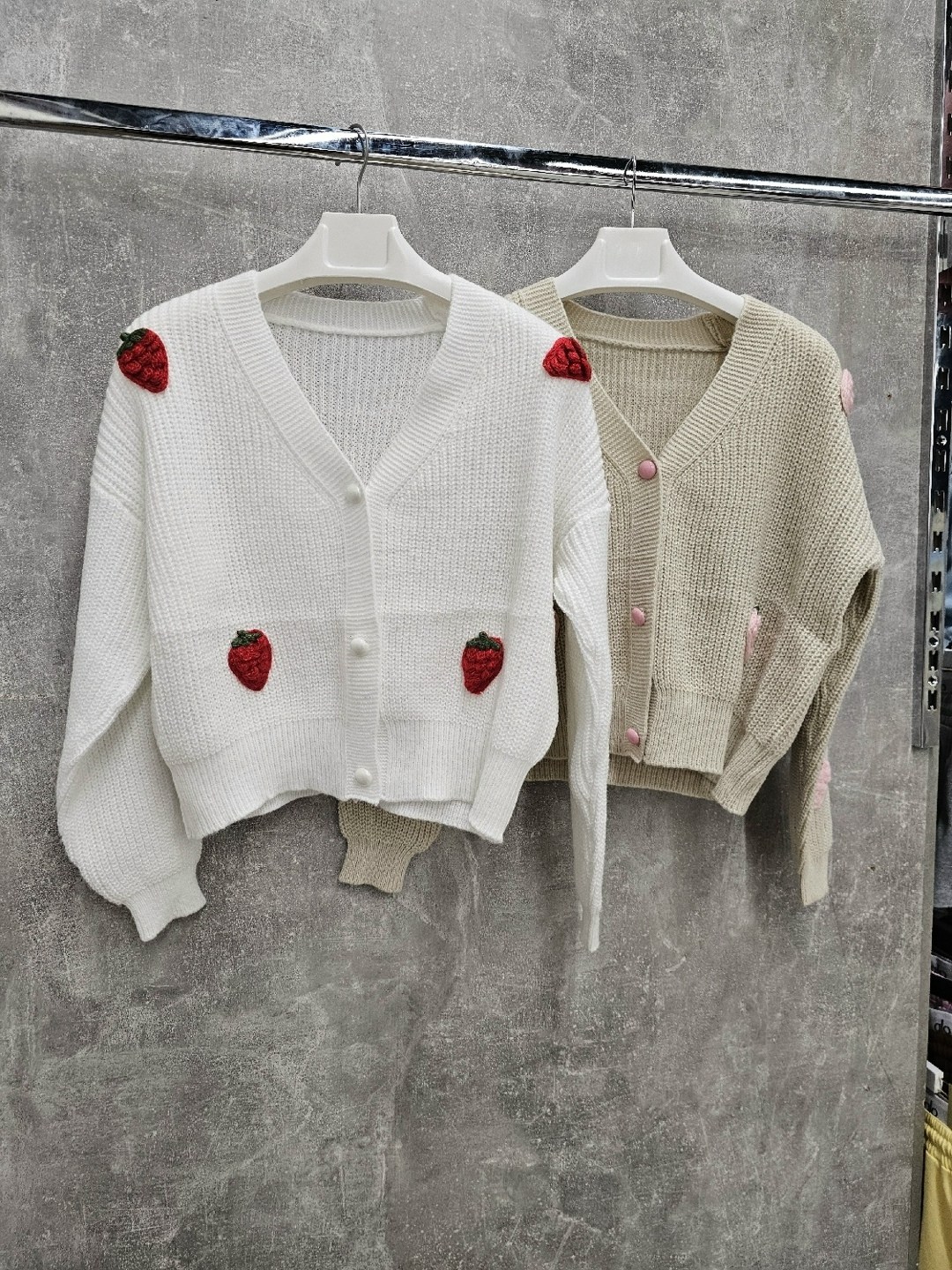 вязаные кардиганы,кардиган с клубникой,стильные кардиганы,кофта кардиган,женский вязаный кардиган