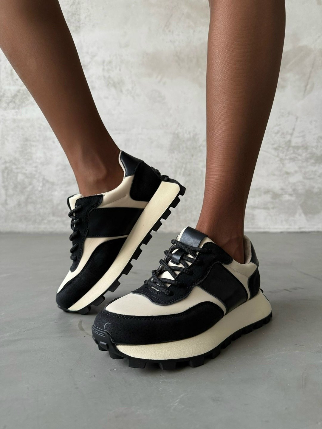 ,кроссовки найк женские черные на белой подошве,кроссовки женскиe,черно бежевые кроссовки,кроссовки женские черные