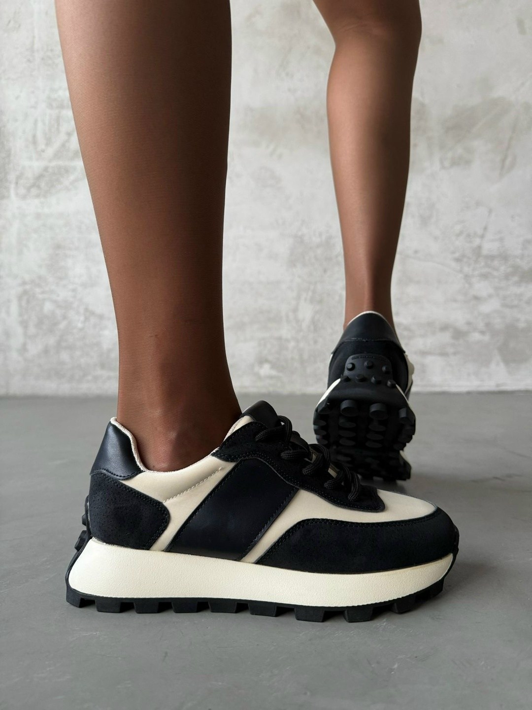 ,кроссовки найк женские черные на белой подошве,кроссовки женскиe,черно бежевые кроссовки,кроссовки женские черные