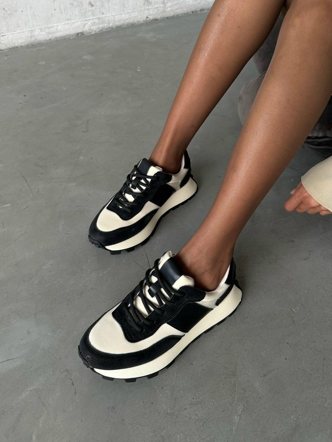 ,кроссовки найк женские черные на белой подошве,кроссовки женскиe,черно бежевые кроссовки,кроссовки женские черные