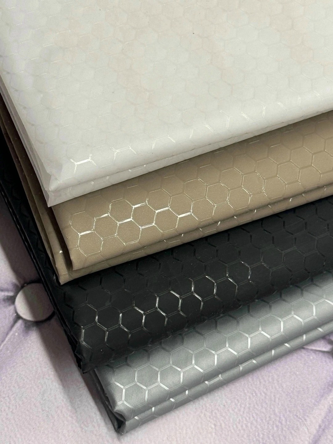 самоклеющаяся стеганая экокожа шумология стеганофф,экокожа стеганая,кожзам соты,ткань,штора для ванной тканевая