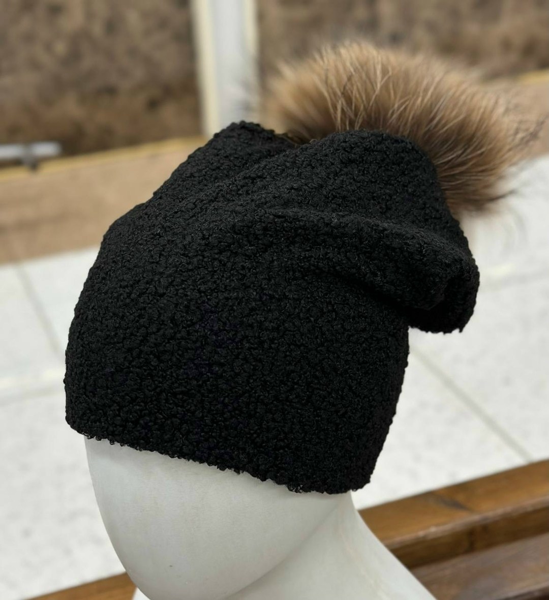 шапка с помпоном женская,женская зимняя шапка,женская шапка с помпоном из натурального меха,шапка с помпоном из натурального меха,шапка с помпонами