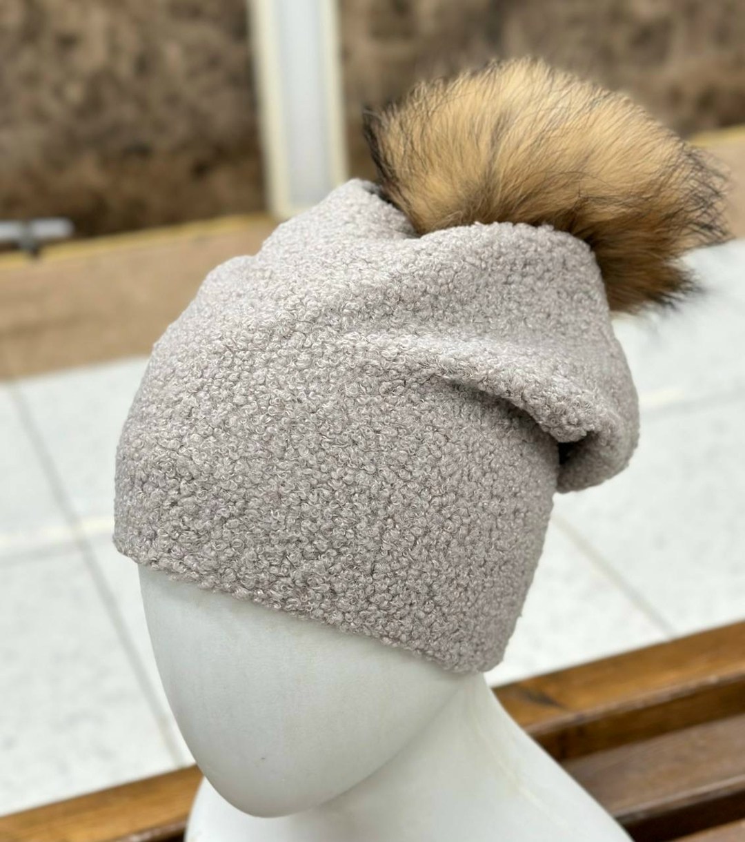 шапка с помпоном женская,женская зимняя шапка,женская шапка с помпоном из натурального меха,шапка с помпоном из натурального меха,шапка с помпонами