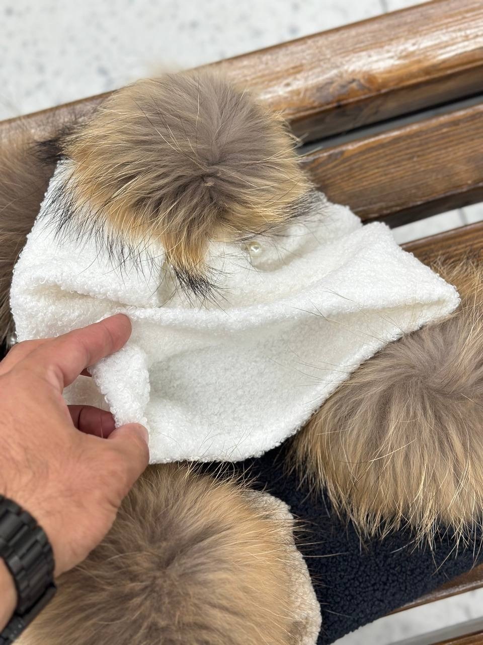 шапка с помпоном женская,женская зимняя шапка,женская шапка с помпоном из натурального меха,шапка с помпоном из натурального меха,шапка с помпонами