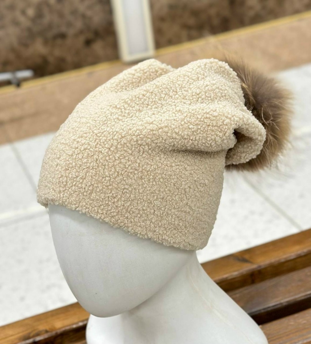 шапка с помпоном женская,женская зимняя шапка,женская шапка с помпоном из натурального меха,шапка с помпоном из натурального меха,шапка с помпонами