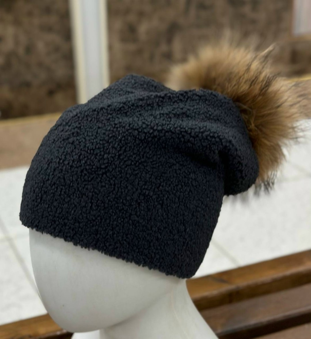 шапка с помпоном женская,женская зимняя шапка,женская шапка с помпоном из натурального меха,шапка с помпоном из натурального меха,шапка с помпонами