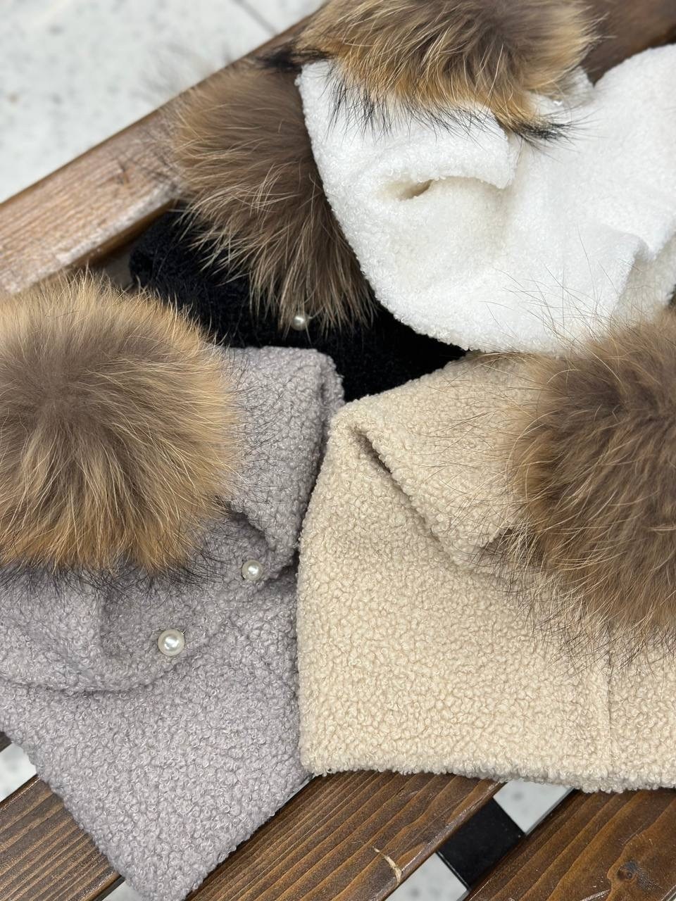 шапка с помпоном женская,женская зимняя шапка,женская шапка с помпоном из натурального меха,шапка с помпоном из натурального меха,шапка с помпонами