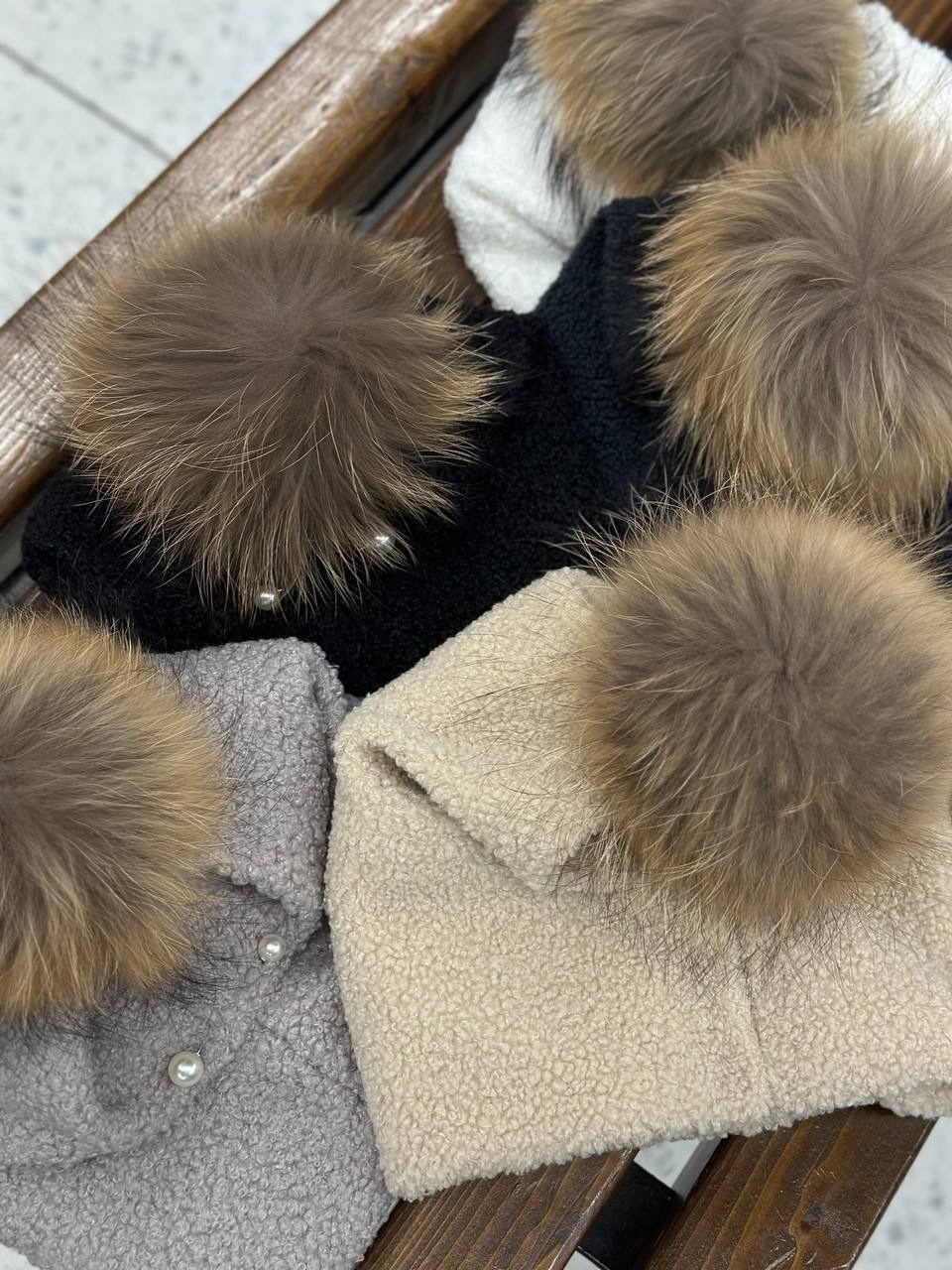 шапка с помпоном женская,женская зимняя шапка,женская шапка с помпоном из натурального меха,шапка с помпоном из натурального меха,шапка с помпонами