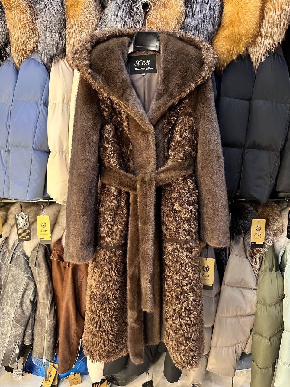 шуба из мутона,комбинированная шуба из каракуля,меховая шуба,пальто комбинированное,меховое пальто