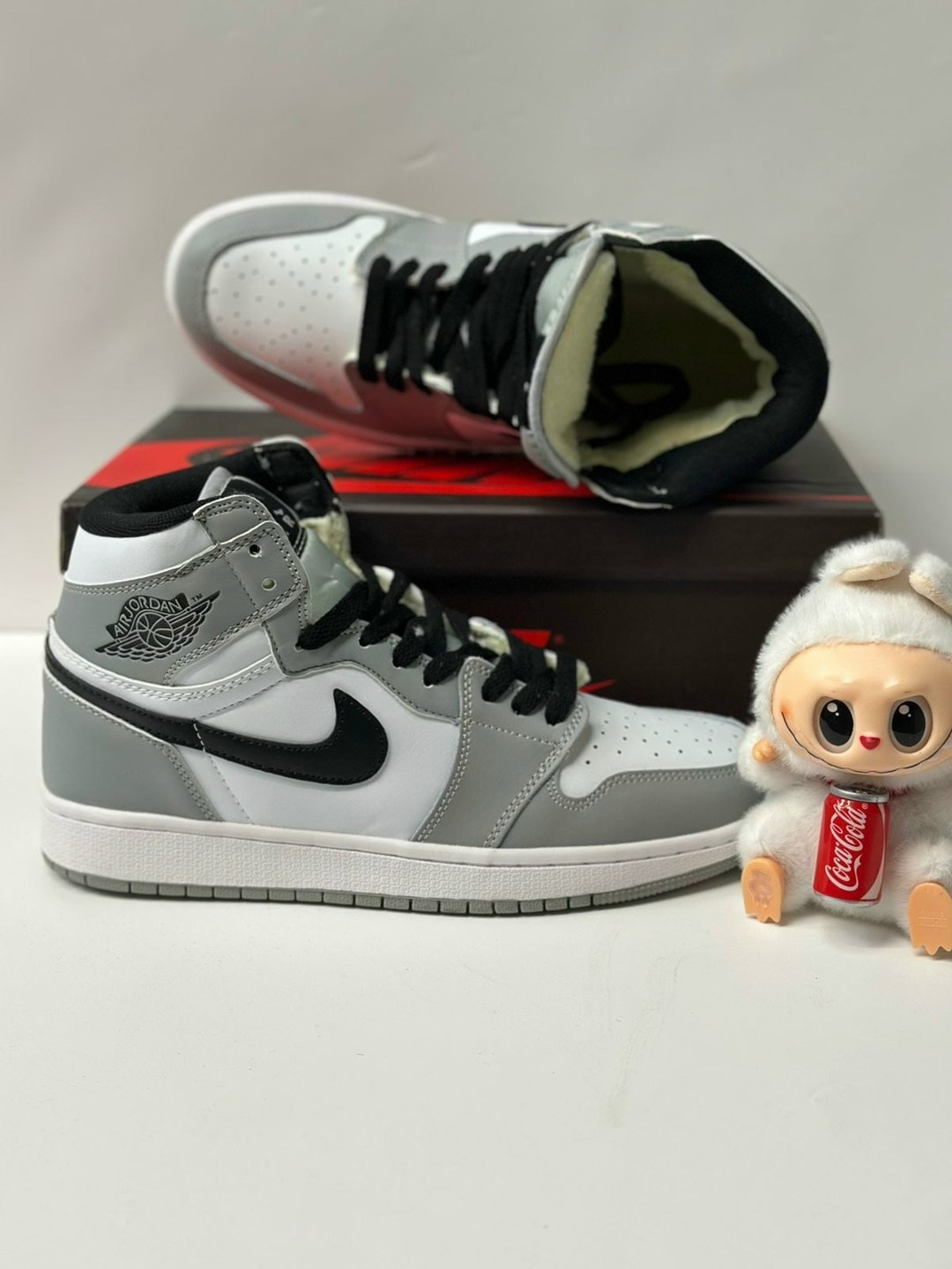 кроссовки nike air jordan 1,зимние кроссовки nike air jordan 1,air jordan 1 mid light smoke grey,мужские кроссовки nike air jordan 1 retro high,nike air jordan 1 mid