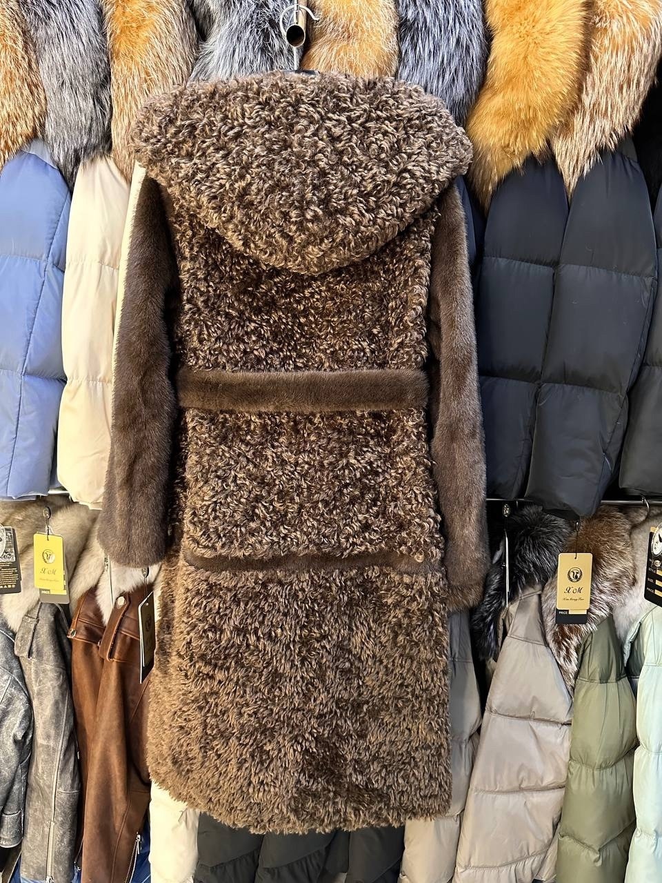 шуба из мутона,комбинированная шуба из каракуля,меховая шуба,пальто комбинированное,меховое пальто