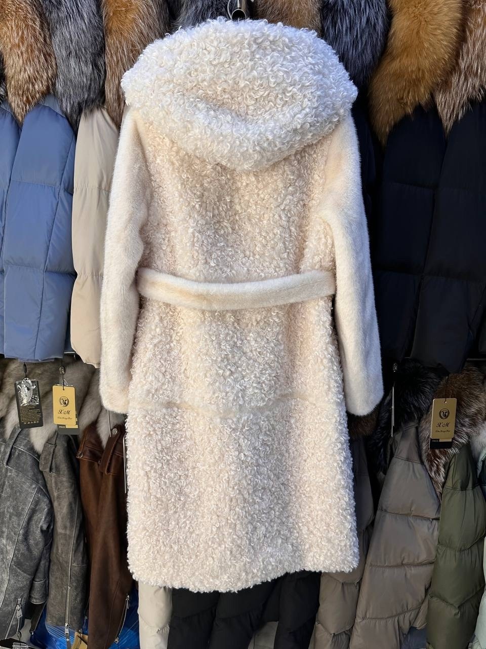 шуба из мутона,комбинированная шуба из каракуля,меховая шуба,пальто комбинированное,меховое пальто