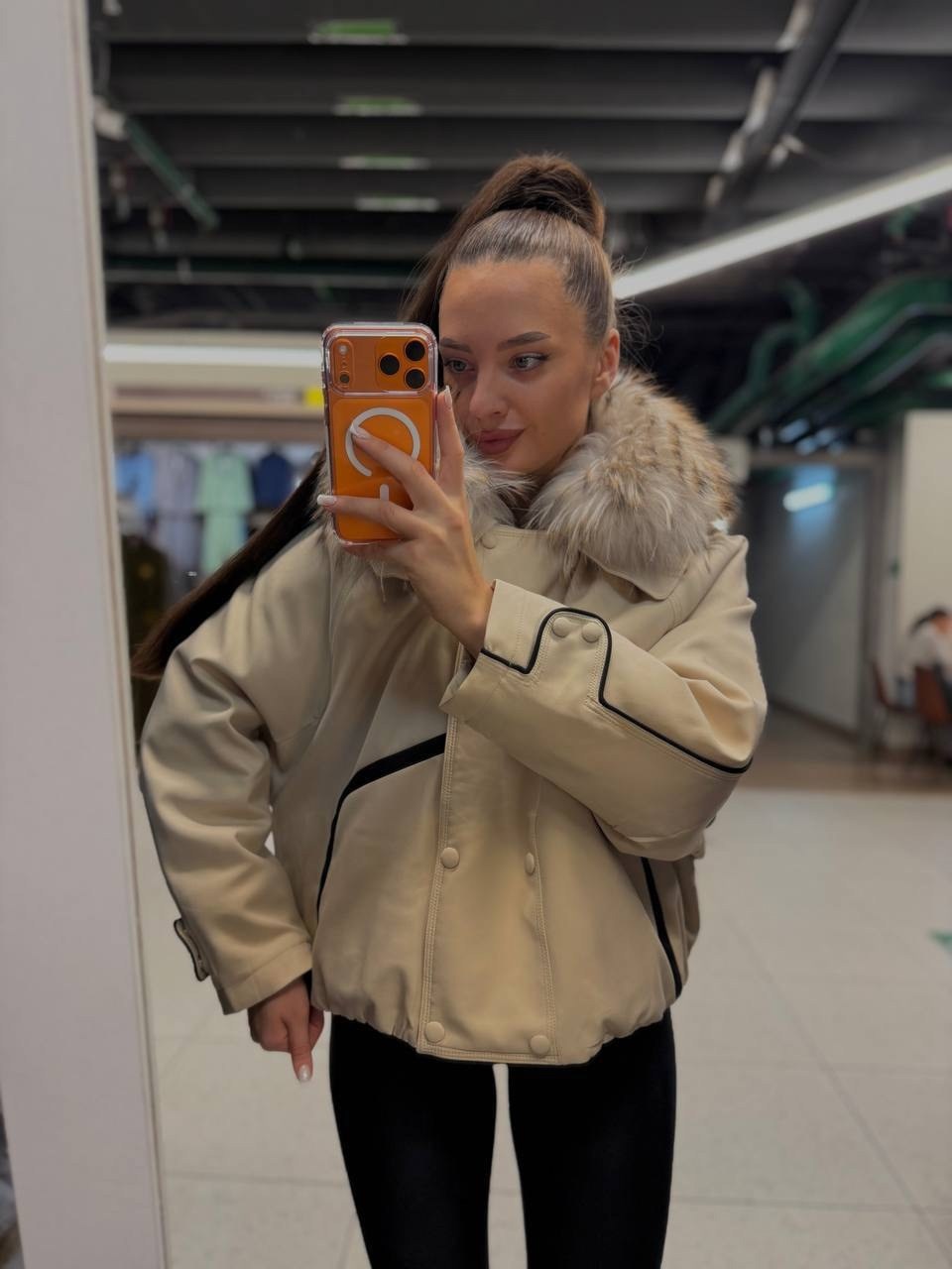 куртка модная,зимние куртки,пуховики с натуральным мехом,бежевый пуховик,женская куртка