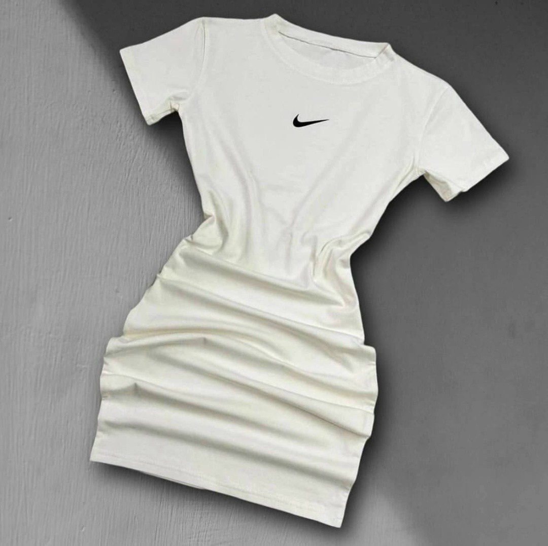 платье в спортивном стиле,черное спортивное платье,спортивное платье,платье найк черное,платье облегающее