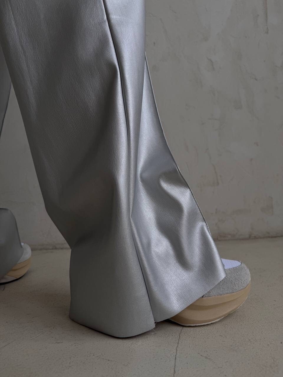 серебристые брюки широкие,серебряные брюки,элегантные брюки,брюки экокожа,серебристые брюки janina