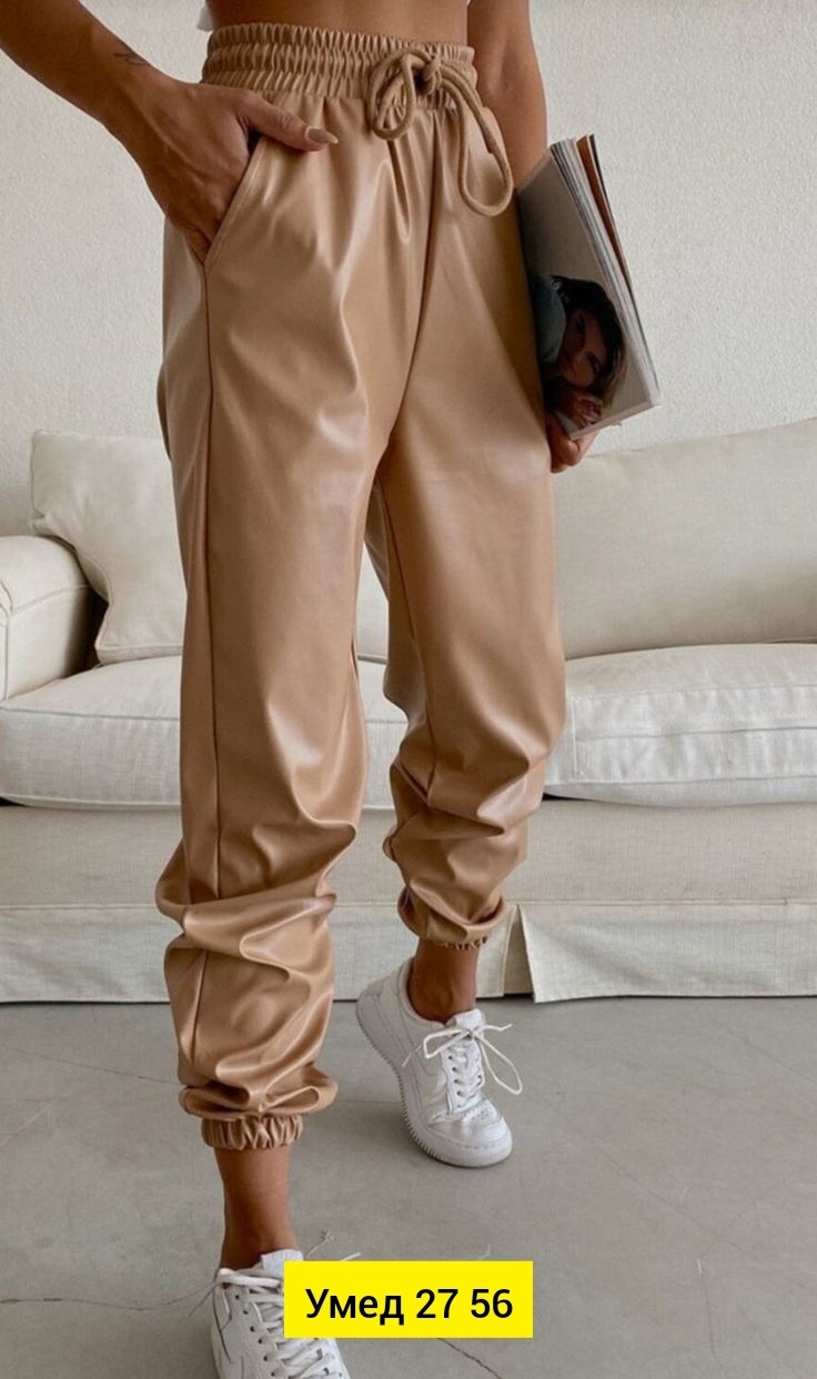 образы на осень 2025 для девушек с кожаными брюками,джоггеры кожаные,кожаные штаны,брюки кожаные джоггеры,кожаные брюки повседневные