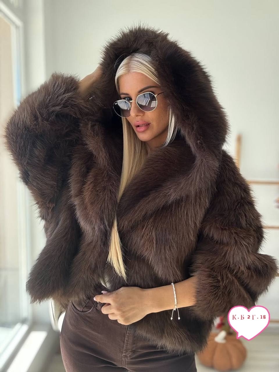 зимний стиль одежды,женская зимняя куртка,зимняя мода,меховая куртка,куртка с белым мехом