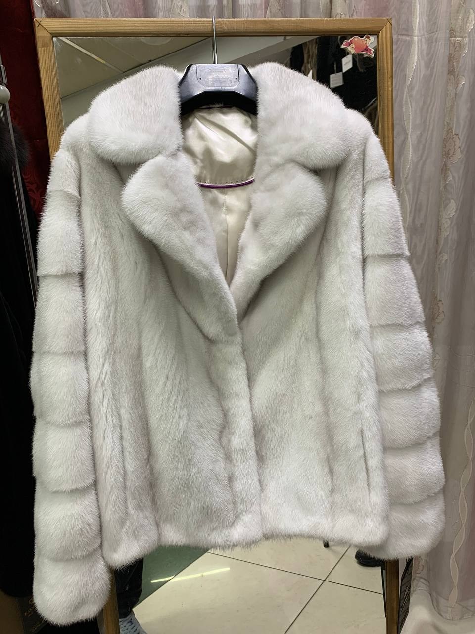 норковая шуба цельная белая автоледи,короткая норковая шуба с английским воротником,белая норковая шуба,норковая шуба,белая норка шуба