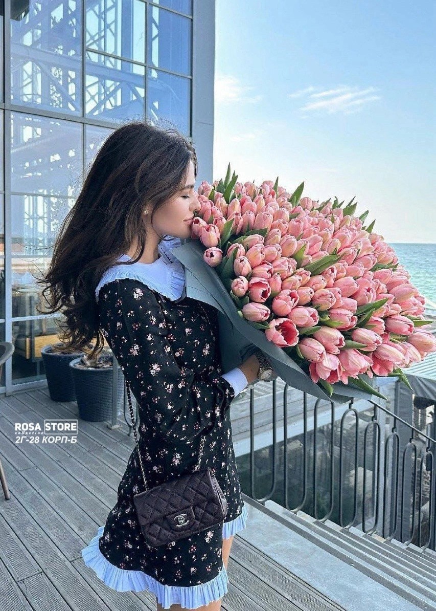 букет,цветами,букет с тюльпанами,романтические платья,букет цветов девушке