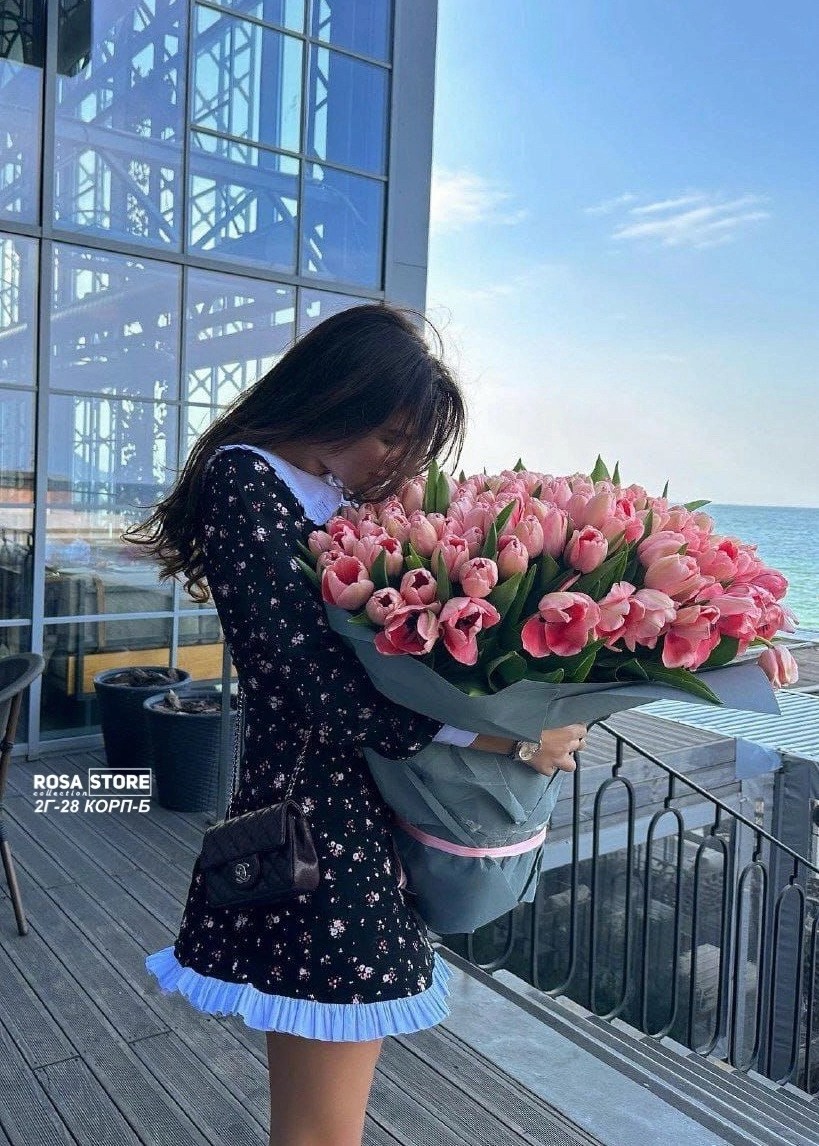 букет,цветами,букет с тюльпанами,романтические платья,букет цветов девушке