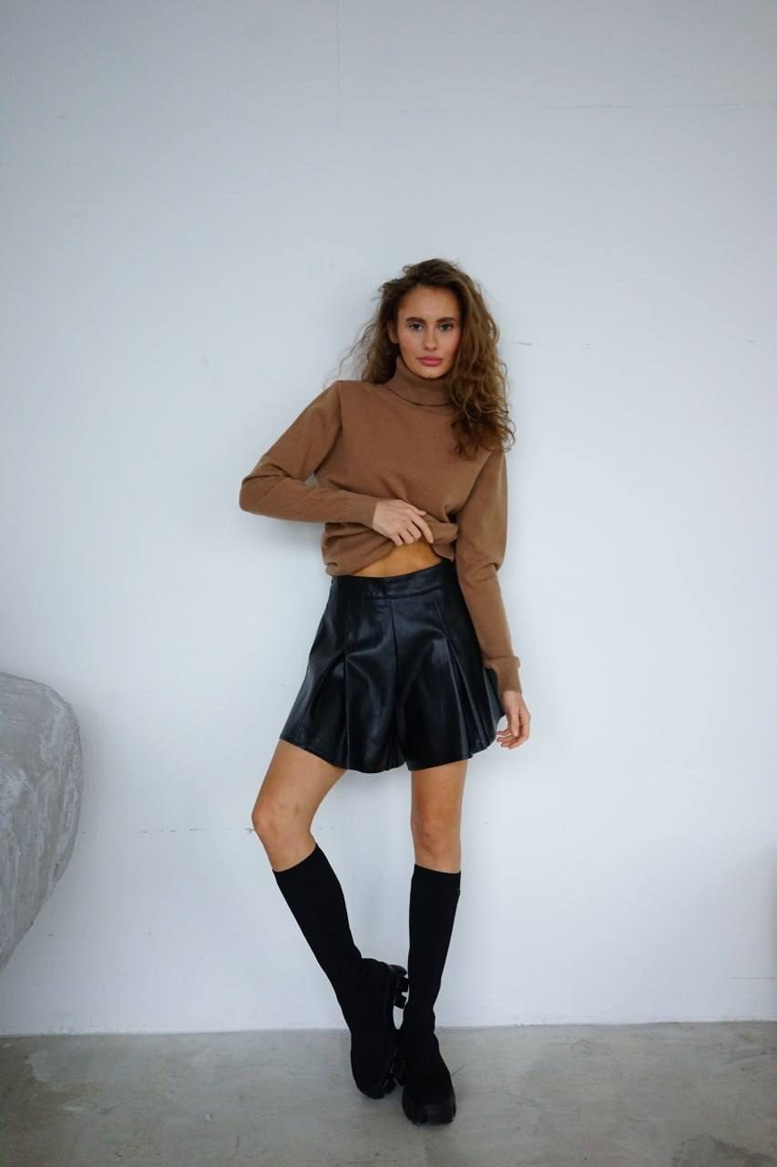 шорты из экокожа,шорты юбка кожаная,шорты из эко кожи,джемпер молочный,кожаные шорты