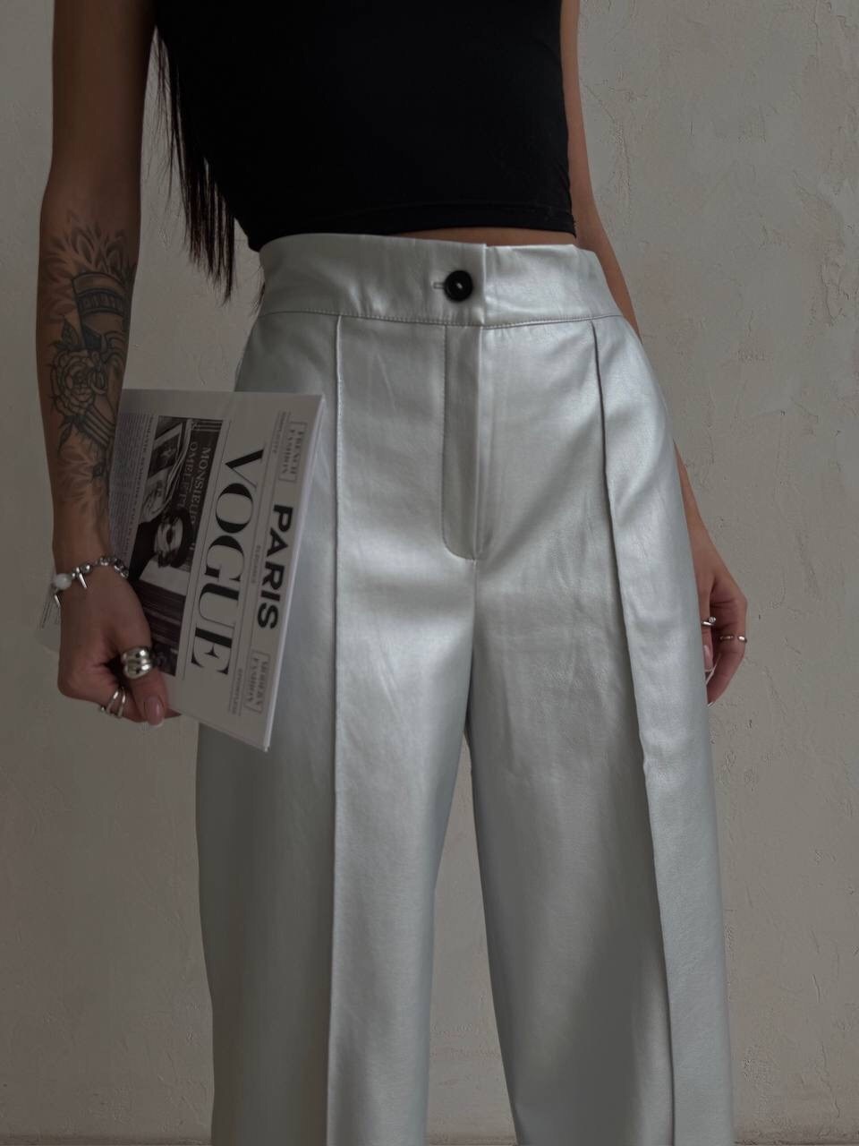 серебристые брюки широкие,серебряные брюки,элегантные брюки,брюки экокожа,серебристые брюки janina
