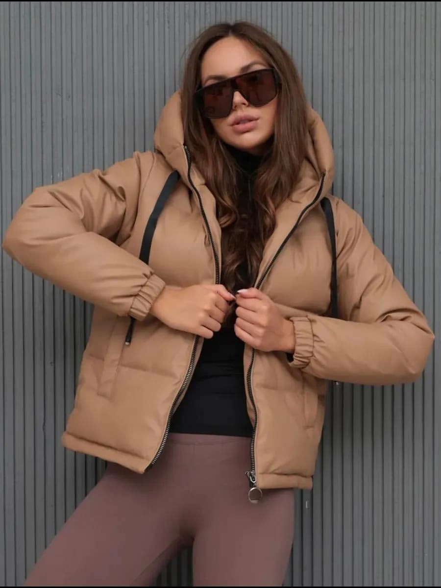 бежевая куртка женская демисезонная с капюшоном,бежевая куртка демисезонная,куртка женская,куртка модная,стильная куртка из экокожи