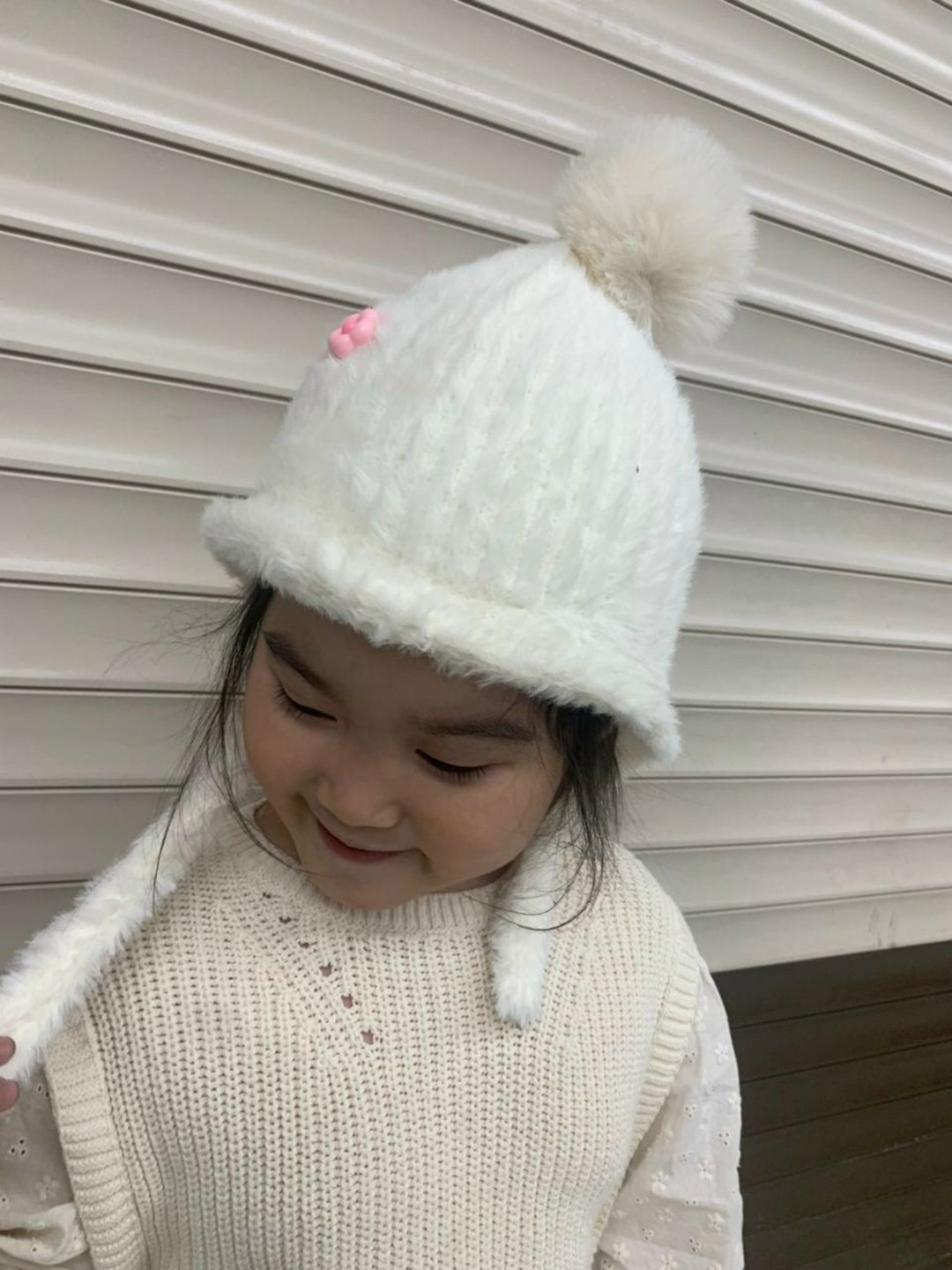 шапка детская,шапка для детей,детская вязаная шапка,вязаная шапка,шапка с завязками для девочки