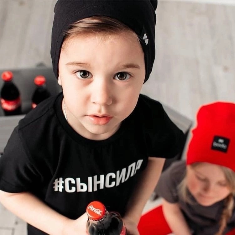 маленький сын,стильные дети,машина бмв,модные мальчики,малыши мальчики