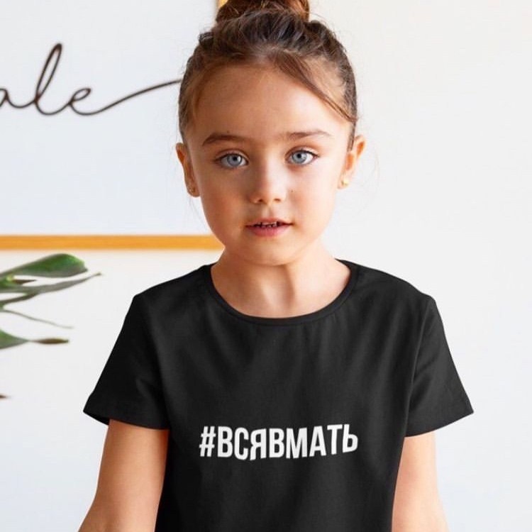 маленький сын,стильные дети,машина бмв,модные мальчики,малыши мальчики