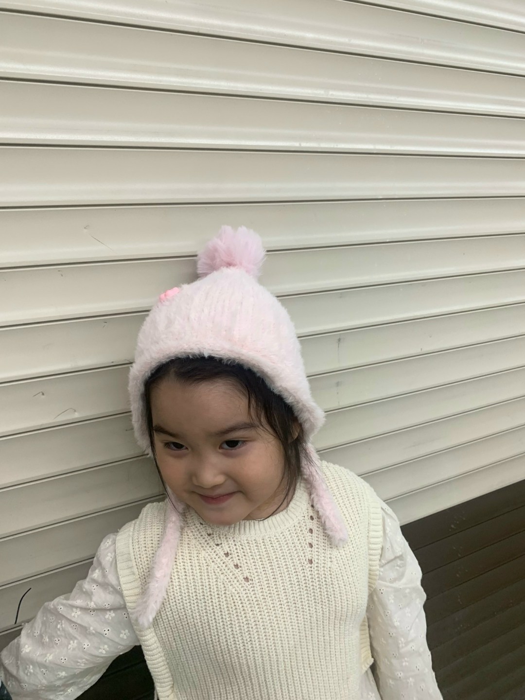 шапка детская,шапка для детей,детская вязаная шапка,вязаная шапка,шапка с завязками для девочки